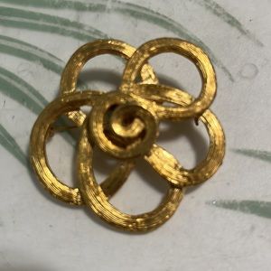 Gold swirl pin.